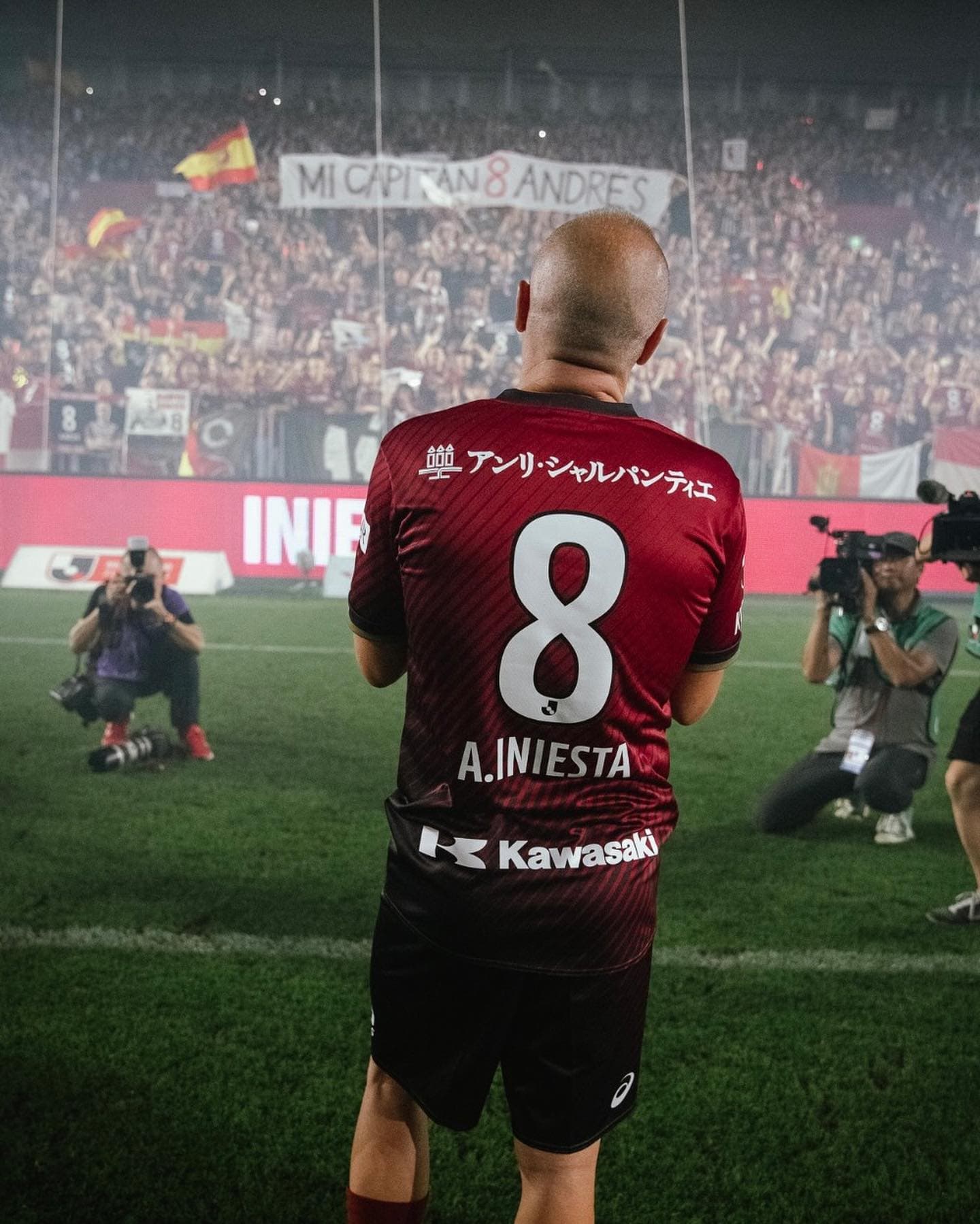 🇪🇸イニエスタ「本当にありがとう！❤️🙏🏻」ファンに深々とお辞儀も最後の別れの言葉送る