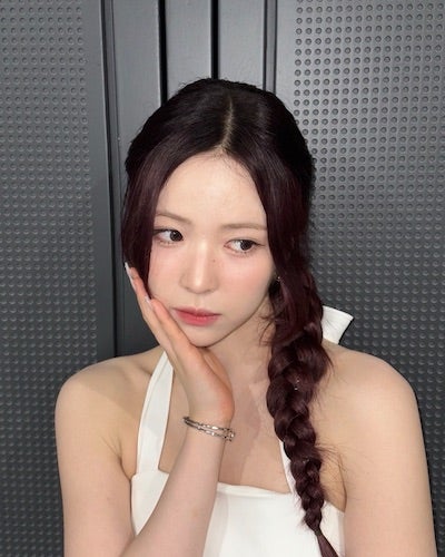 「可愛くて大人っぽい…妖艶な美しさもあって...」大人気アーティストの儚げショットが話題に