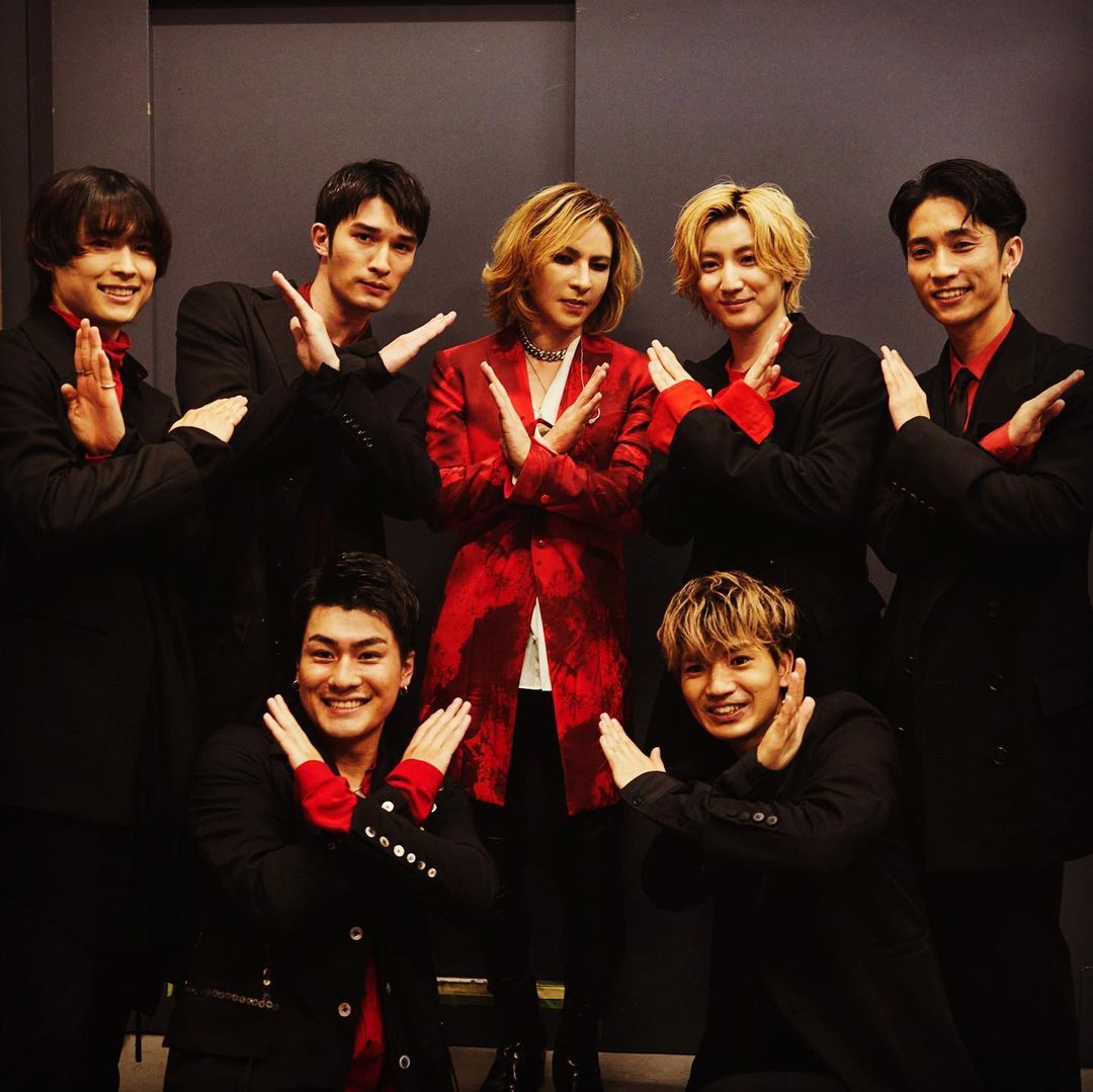 YOSHIKIさんがSixTONESとの“Xポーズ”写真を公開「素敵な写真✨」