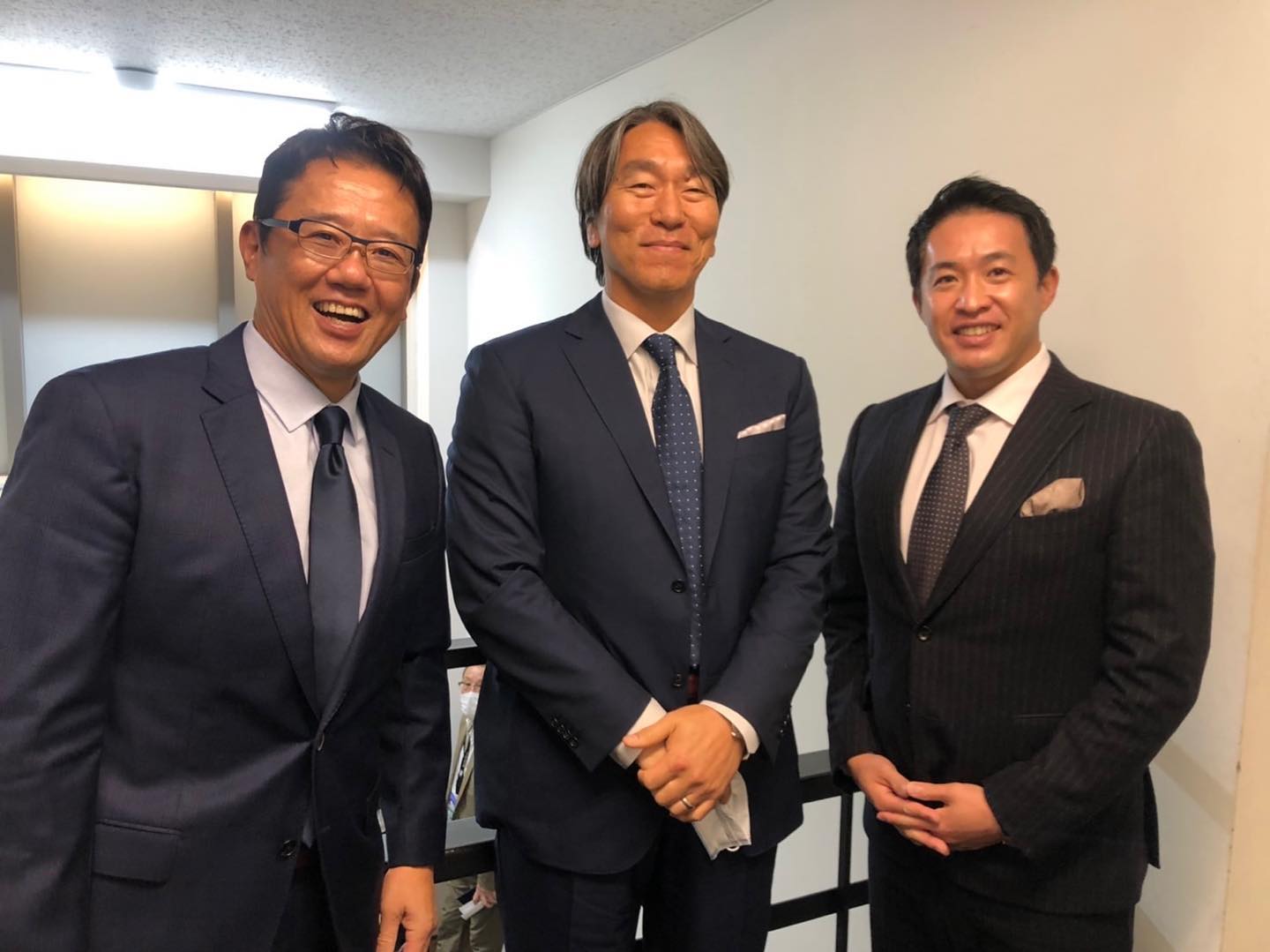 古田敦也が松井秀喜とのショットを公開⚾︎CS解説陣の3Sに「豪華すぎます😍」の声