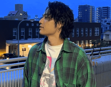 人気YouTuberグループのメンバー、横顔ショットが話題「綺麗すぎ」