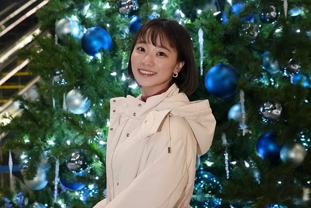 「アイドル並の可愛さ」グッモニ！お天気お姉さん・今井春花、綺麗なツリーバックに笑顔でパシャリ！