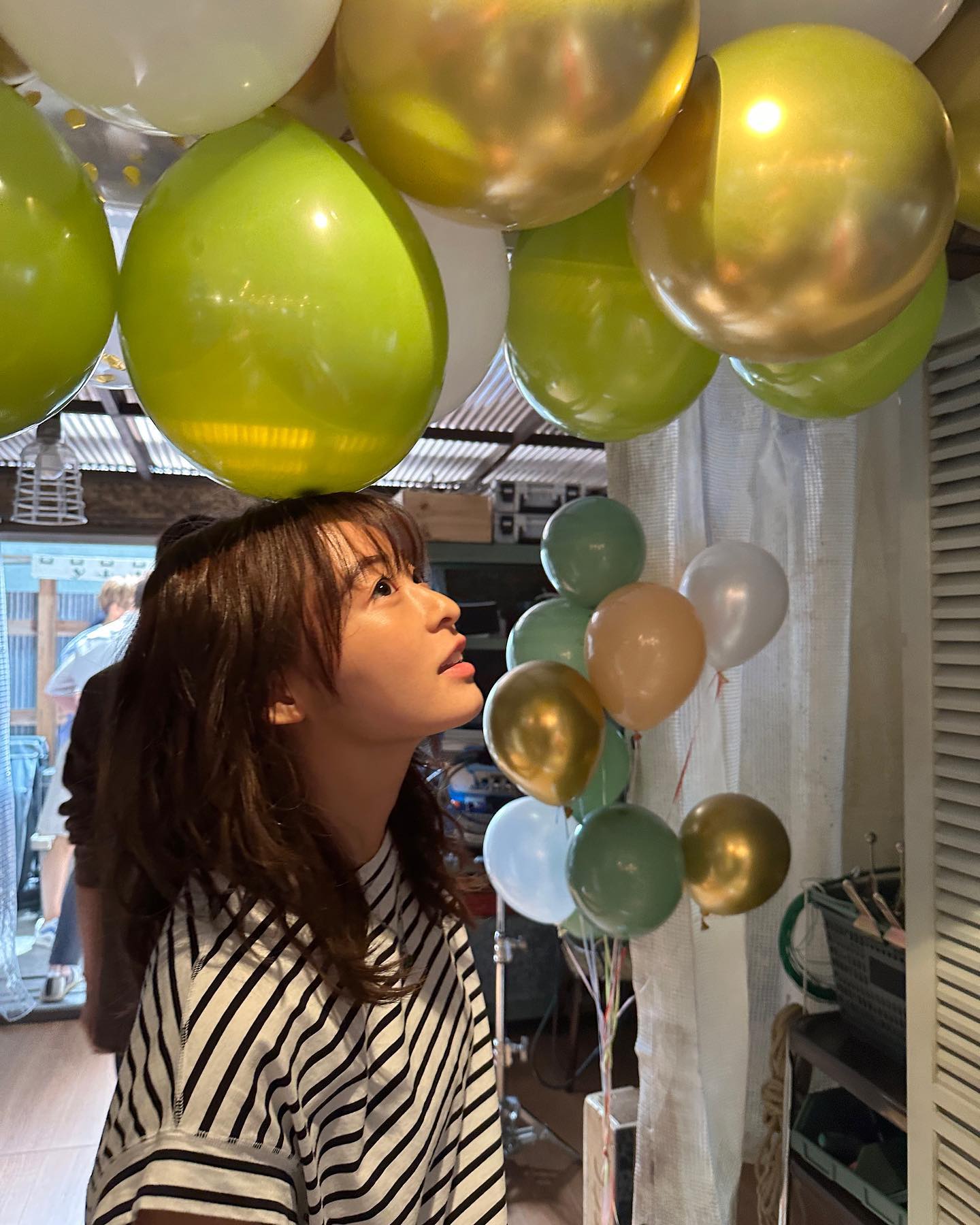 森七菜が『真夏のシンデレラ』オフショットを公開📸🎈「目キラキラさせて、、かわいすぎるて👼」