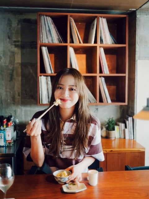 内田理央、連載企画「金曜日の肉とだーりお」で半熟メンチカツを堪能