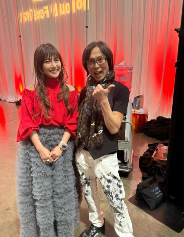 「私達の青春」島谷ひとみつんく♂との2ショットを披露