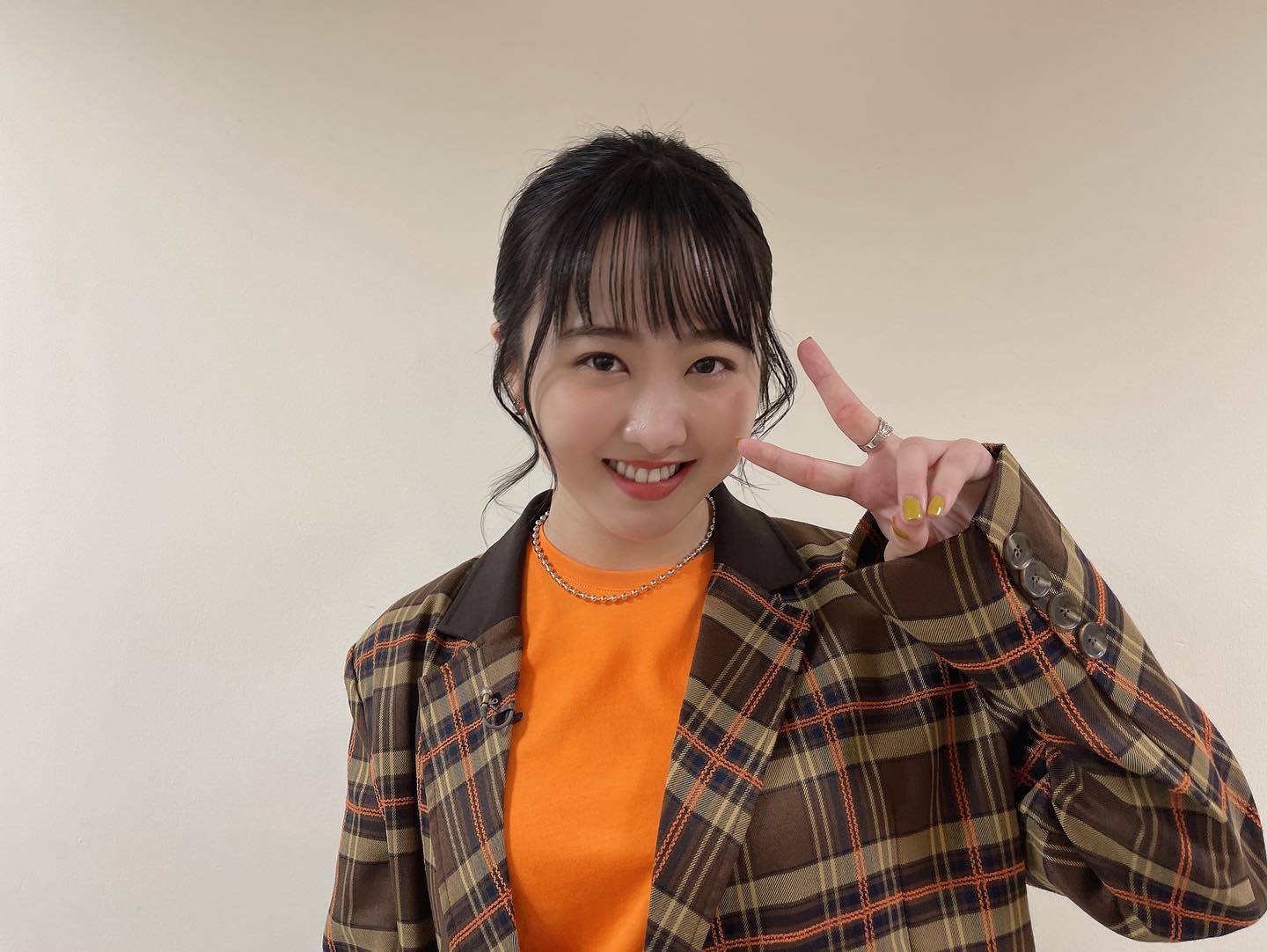 本田望結さんのオレンジコーデ🍊キュートなピース✌️にファンも「イェイ✌️」
