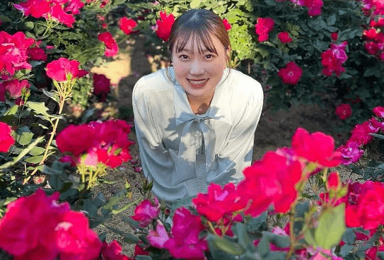 「わぁ〜薔薇より！美しいね」美女アナウンサー、ローズガーデンで魅せた”ドリーミングショット＆ムービー”にファン見惚れる！「とても、優雅てす」