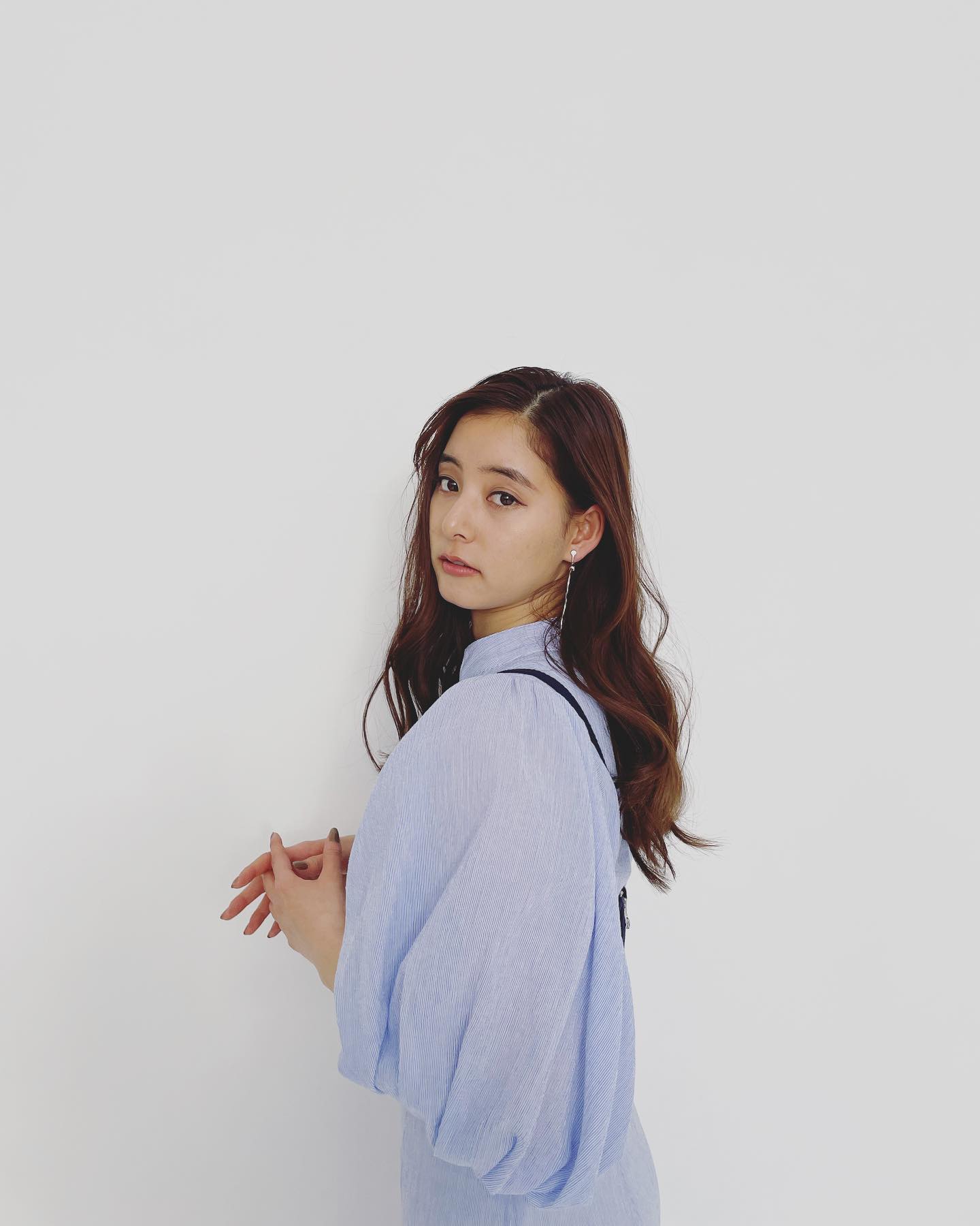 「七変化〜」⁉️👀新木優子さんが様々な雰囲気のコーデを公開しファン悶絶😫💓