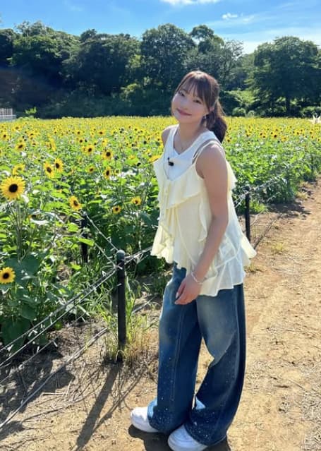 里仲菜月、ひまわり畑でにっこり微笑みショット！