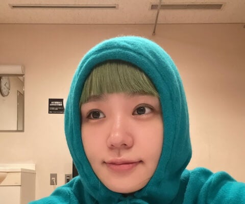 「ドキドキしてた頃」女優・奈緒の緑髪姿が話題に