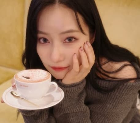 大人な雰囲気にうっとり！ 元NMB48・村瀬紗英 カフェでまったり！