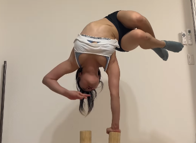 「So pretty 、マジで最高」ハンドバランス美女、ワンハンド倒立で”美アートな絶技”を披露！ファン拍手喝采「凄すぎる」