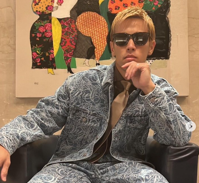 本田圭佑、ドーハでの最新ショットを公開😎大好評解説に「決勝戦もお願いします🔥」の声続出！？