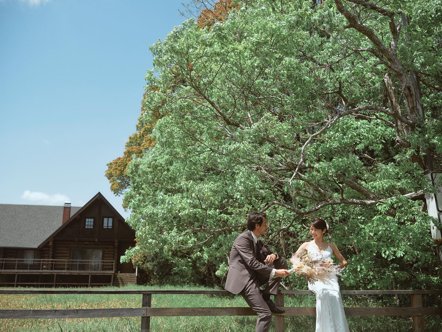 結婚1周年を迎えた内山理名 夫・吉田栄作との2ショット公開「早いもので一年経ちました」