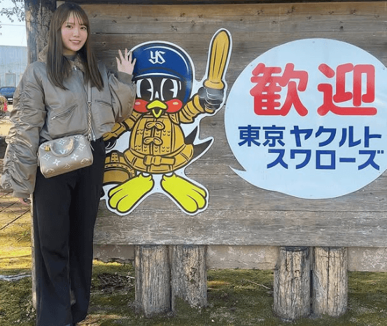 「南国の太陽の下で可愛さもアップ」キュートな野球女子、キャンプINの美髪輝く”美麗・ショット”にファンうっとり