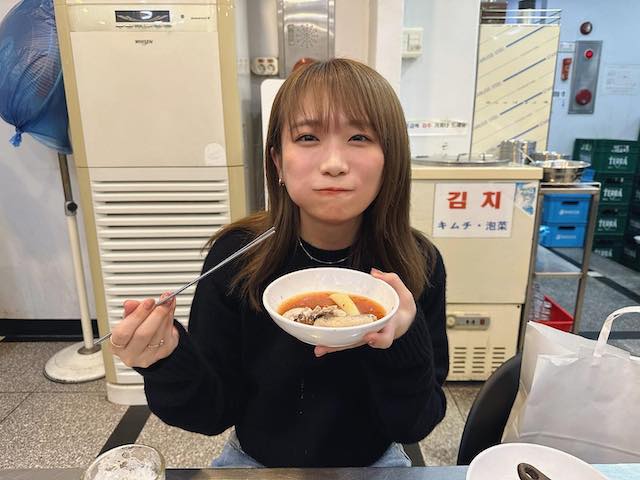 秋元真夏が彼女感あふれるモグモグショットを披露！😻