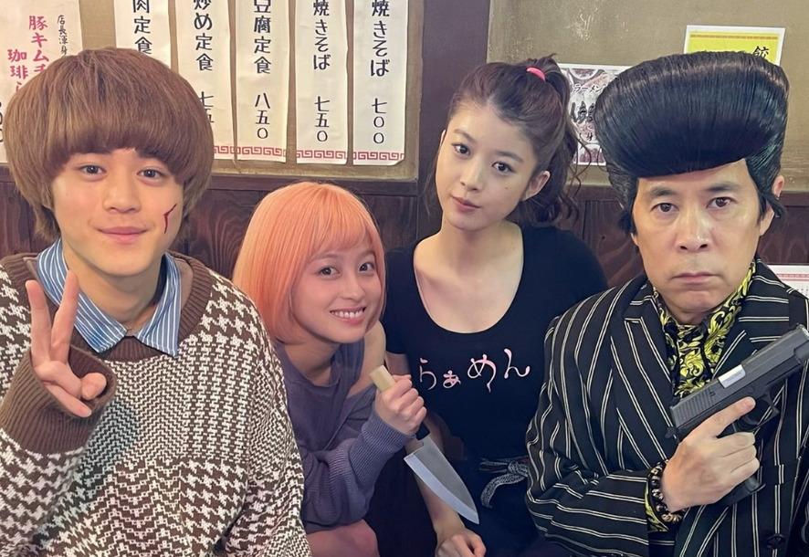 ピンクヘアが話題の橋本環奈さん、笑顔のオフショットだが手には...包丁！？