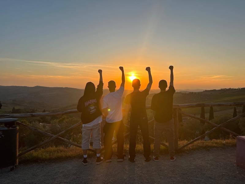 韓国の大人気アイドルがワンピースのような青春写真を披露✨🇮🇹