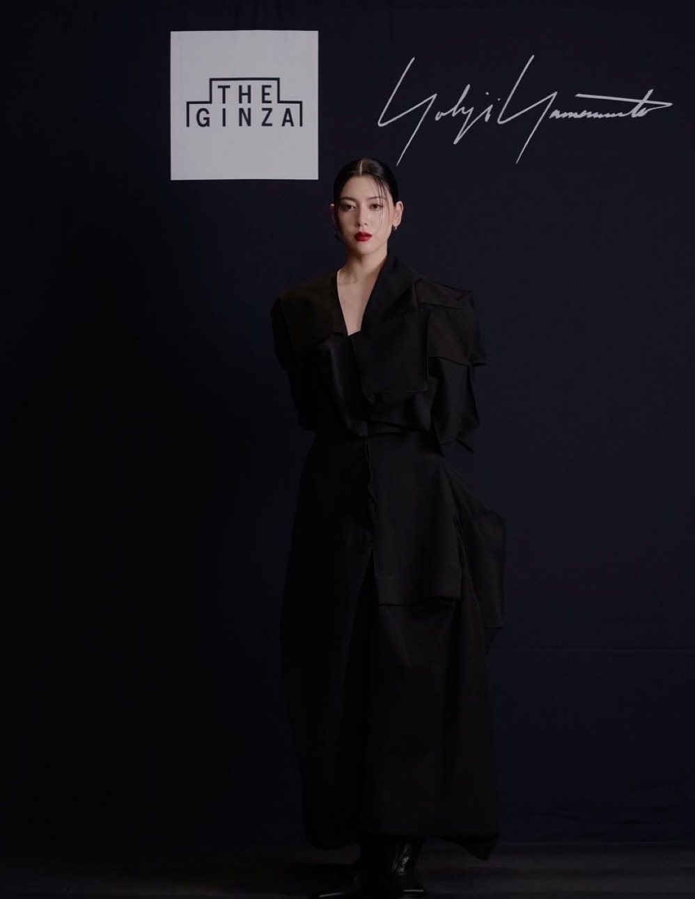 ファッションモデル・三吉彩花 美しいブラックコーデを披露