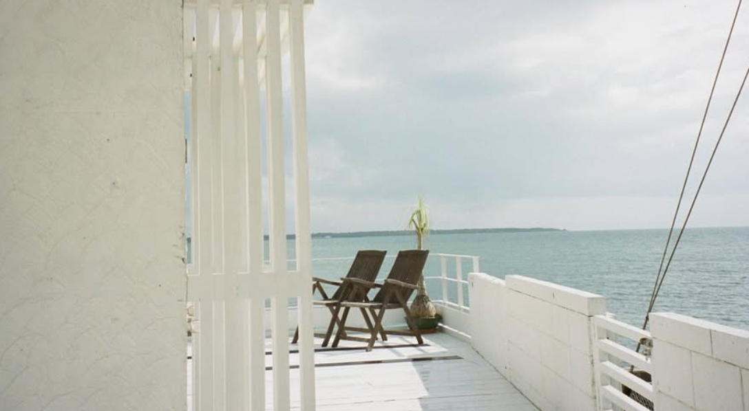 「旅先でもフィルム派」秋元真夏が撮影した“静寂の海辺ショット”に癒される声