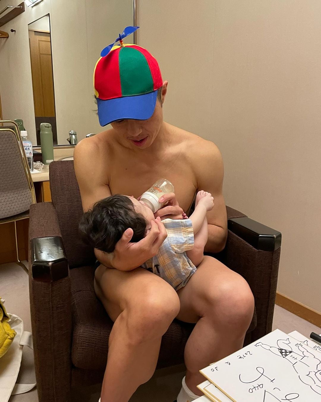 パンツ1丁でもイクメン！人気芸人の”パパ姿”に反響「素敵すぎて癒されます」