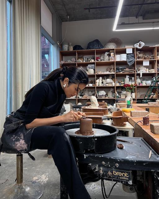 ローラが陶芸家に!?製作の様子をファンに披露💭