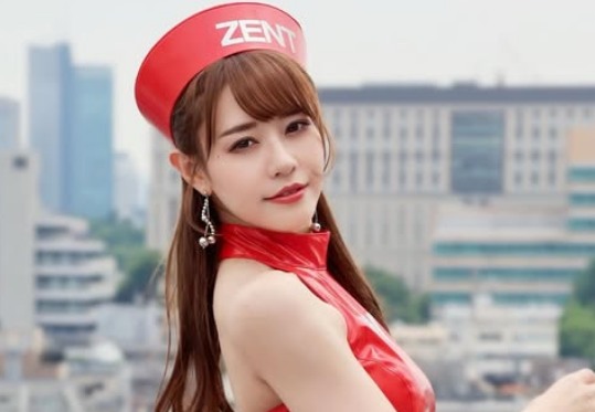 「カワイイ、夏コスいいね」人気レースクイーン、”レッドコスチューム”の美麗姿が美しすぎとファン魅了！「超可愛いです」