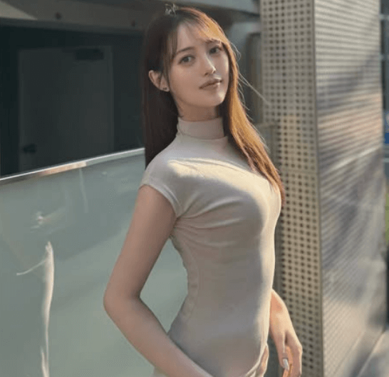 「わぁーすごい美しいスタイル」人気モデル、ボディメイク前に魅せたショットが”既に美しすぎる”と反響続々