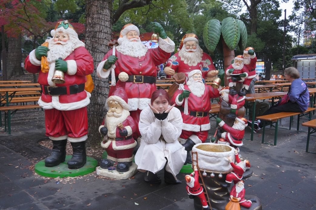 黒後愛、束の間のリフレッシュ　上野クリスマスマーケットでサンタと笑顔