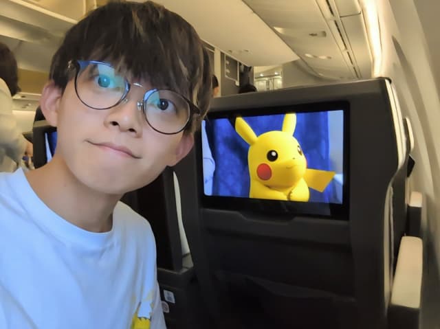 「北海道に来てます！！！！普通にあったけえ！！」松丸亮吾が北海道へ移動！機内では大好きなポケモンも