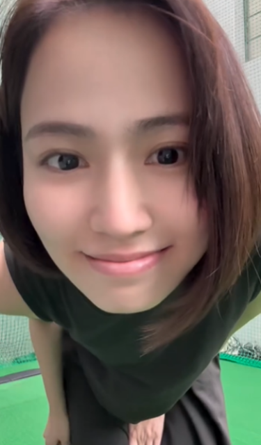 「相変わらずいい球投げやがるぜ」170cmスラリ美脚の人気TikToker、剛腕唸る投球ムービーにファン完敗！