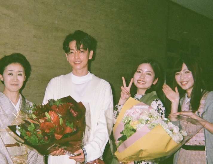 佐藤健、和装美女らと花束ショット披露　舞台終演後の「Thanks」投稿に感謝の声