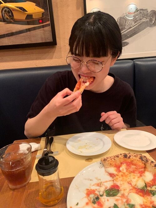 ぼる塾・あんりがきりやはるかの誕生日をお祝い！2人の絆が感じられる写真にほっこり