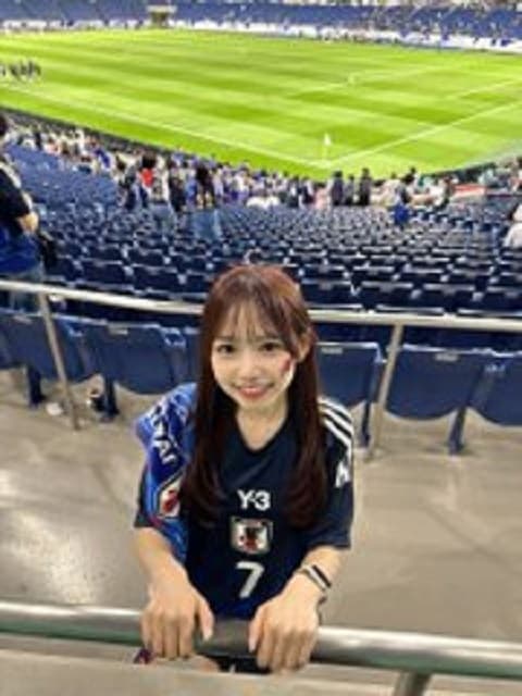 「ユニフォーム姿も可愛いー」女性アイドルがサッカー日本代表戦を観戦！