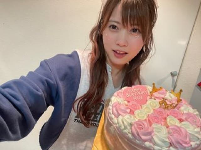 「どうやって食べきる」大きなバースデーケーキに美人女優が嬉しい悲鳴!?