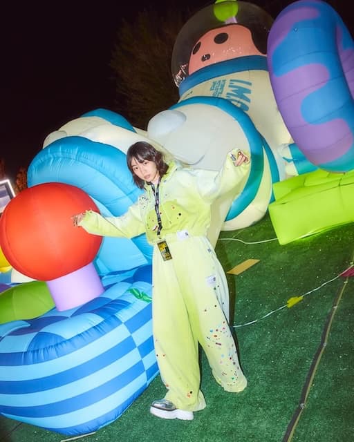 「後ろのオブジェが気になります」のん、北京ライブでの“リハ合間に撮った写真”を公開！