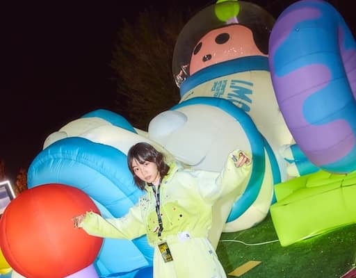 「後ろのオブジェが気になります」のん、北京ライブでの“リハ合間に撮った写真”を公開！
