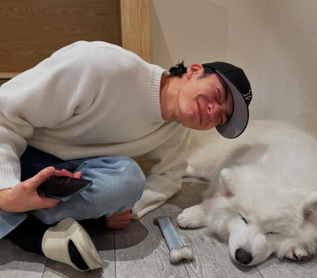 「癒されたぁ」入江陵介がサモエドカフェで幸せな時間を過ごす