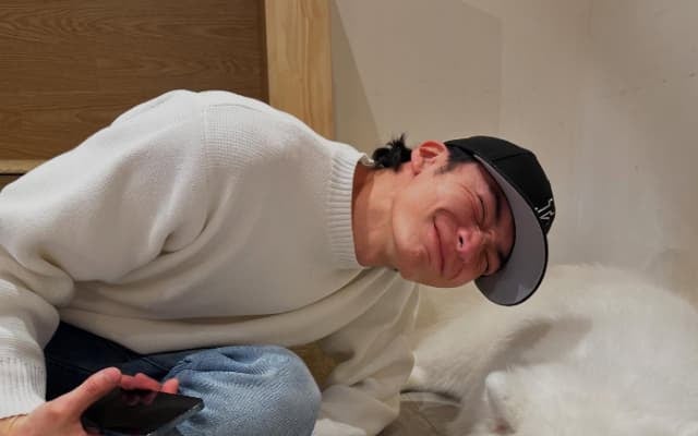 「癒されたぁ」入江陵介がサモエドカフェで幸せな時間を過ごす