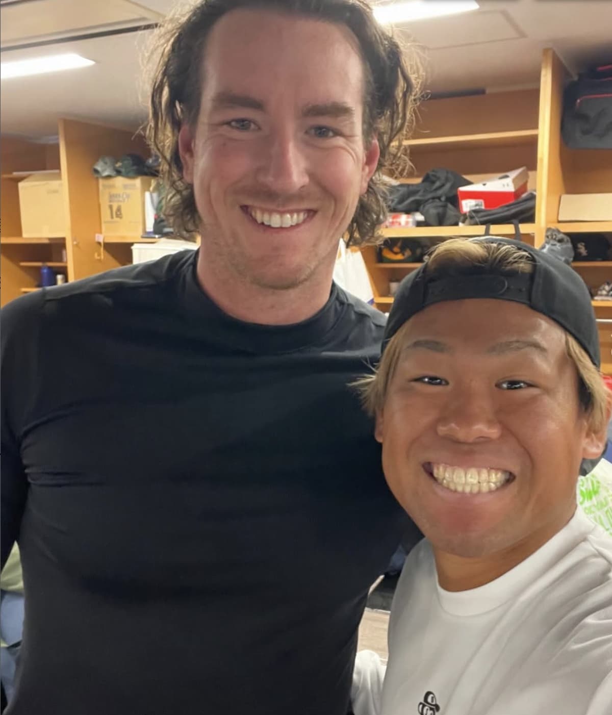 ヤクルト・田口麗斗選手、新助っ人外国人とのツーショットを公開！