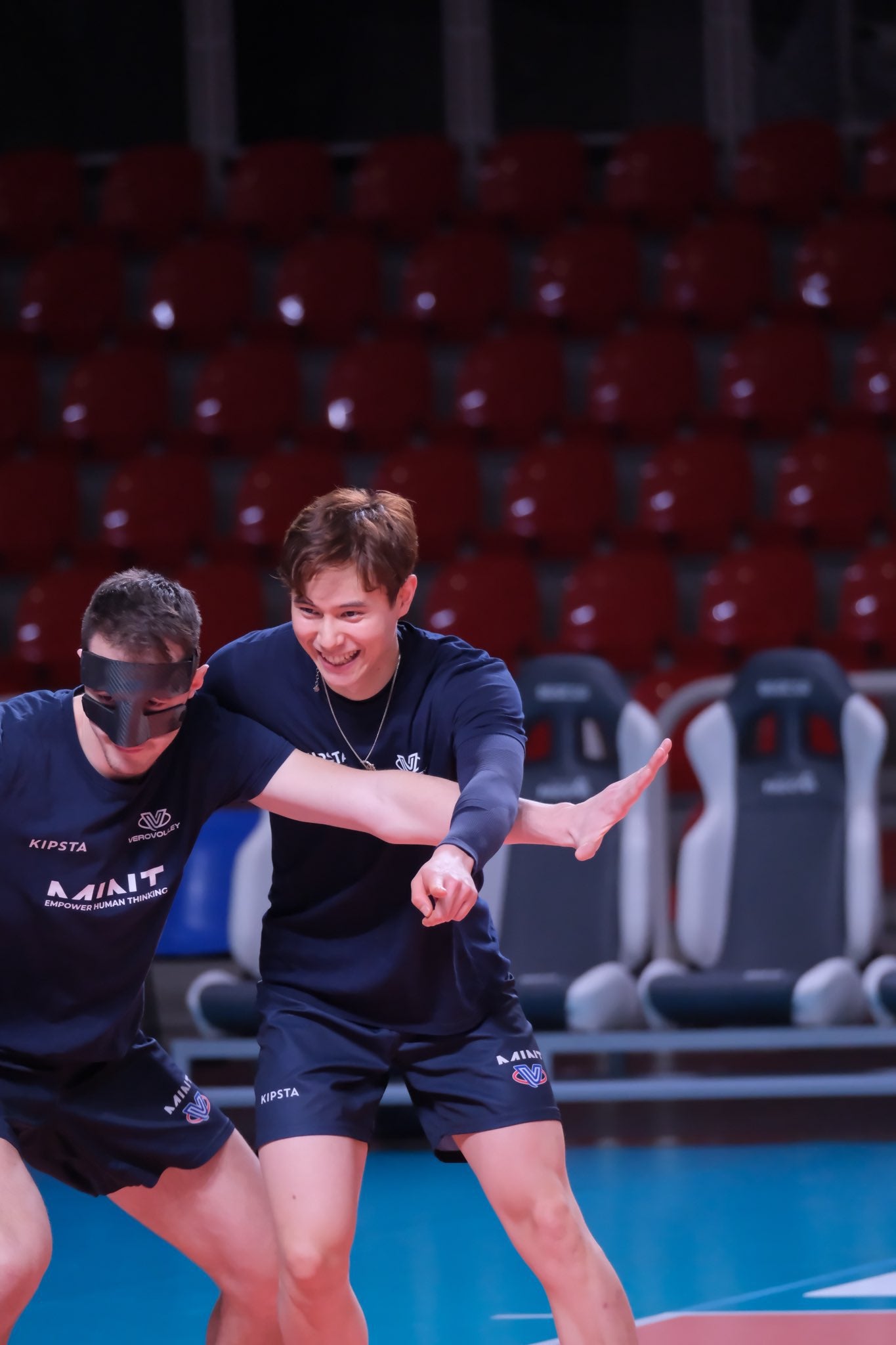 髙橋藍がチームメイトとの楽しそうなショットを披露📸「イチャイチャ🤗楽しそうだねー😉」