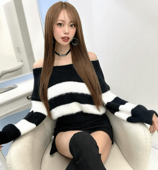 「スタイル抜群～！」17万フォロワー超のラウンドガール、メンテ後の”ロマンティック・脚組みショット”が美しすぎと話題に