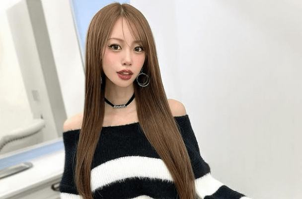 「スタイル抜群～！」17万フォロワー超のラウンドガール、メンテ後の”ロマンティック・脚組みショット”が美しすぎと話題に