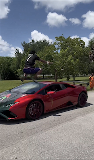 「クレイジーだ」 超大物YouTuberが走る車をジャンプで飛び越える⁉︎