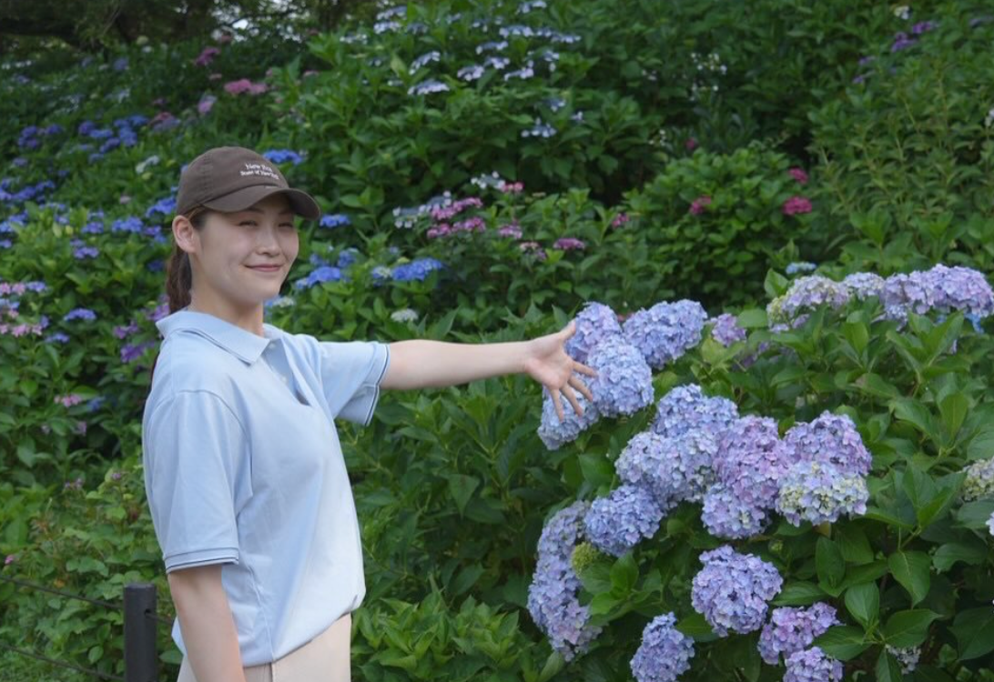 黒後愛、権現堂公園で紫陽花ショット！夏の花々と笑顔のひと時