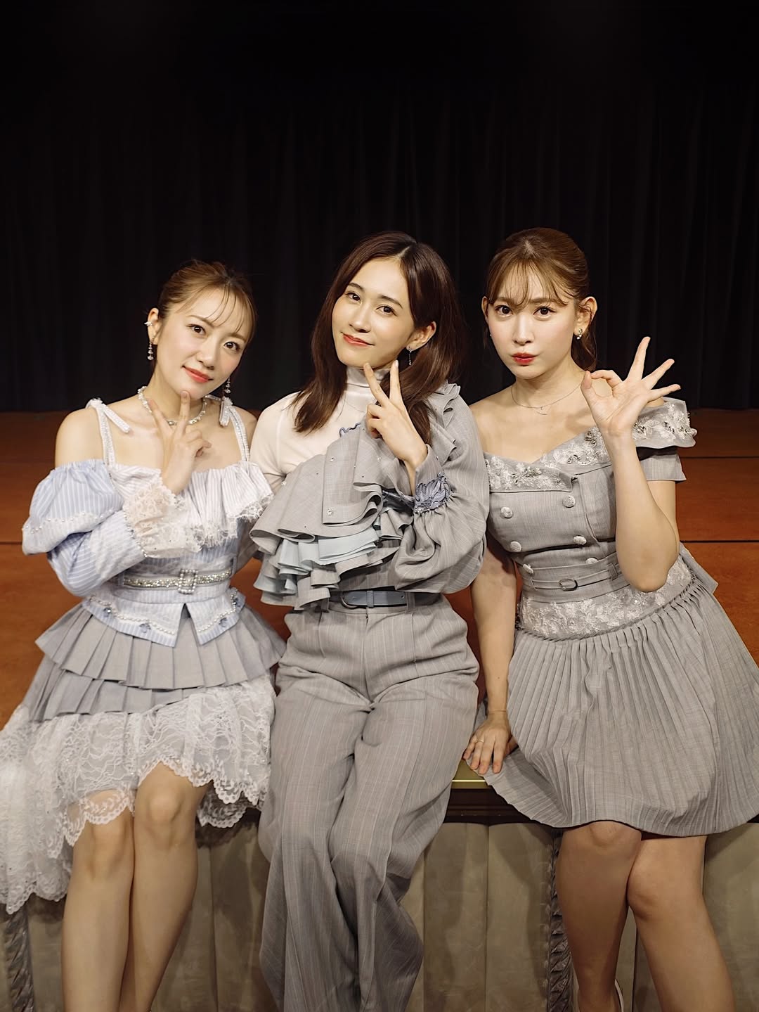 小嶋陽菜、20周年記念シングルにOGとして参加し刺激的な毎日！あのメンバーとのショットも