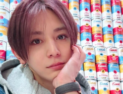 山田涼介、ラスベガスの“まだある”オフショット公開「缶だらけ、瓶だらけ、肌ツヤ良し」