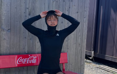 サーフィン女子必見！黒ラッシュガードで魅せる“夏の最強スタイル”が話題に