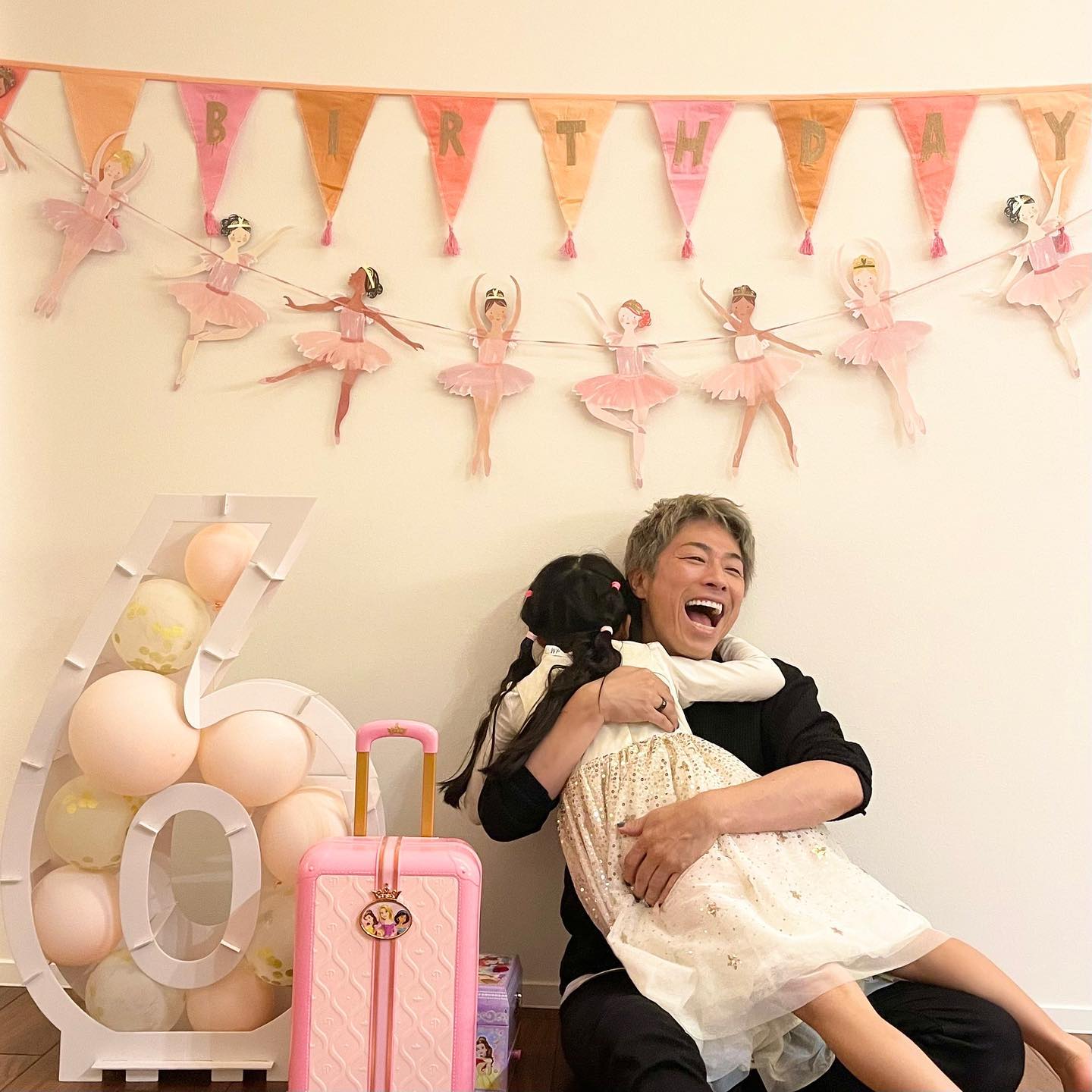 「パパの笑顔❣️😊」田村淳、愛娘の誕生日を祝う親子ショットが話題に！