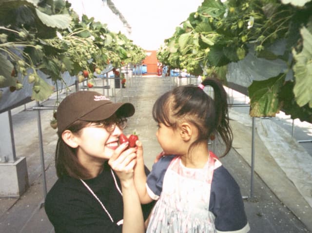 「娘はここの苺にしか興味がありません、、」おのののか、娘といちご狩りを満喫！